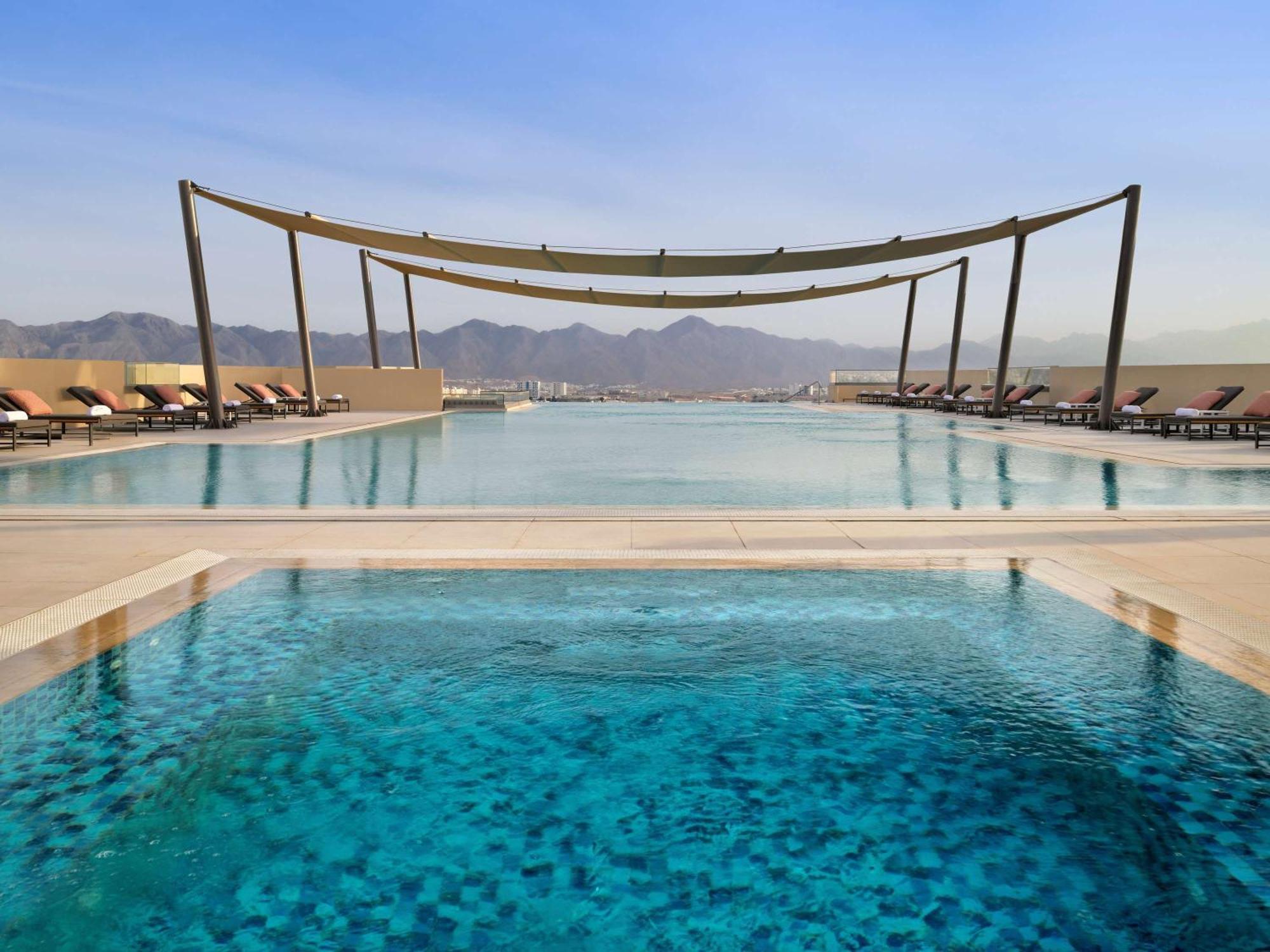 Moevenpick Hotel & Apartments Ghala Mascate Exterior foto The pool at the hotel