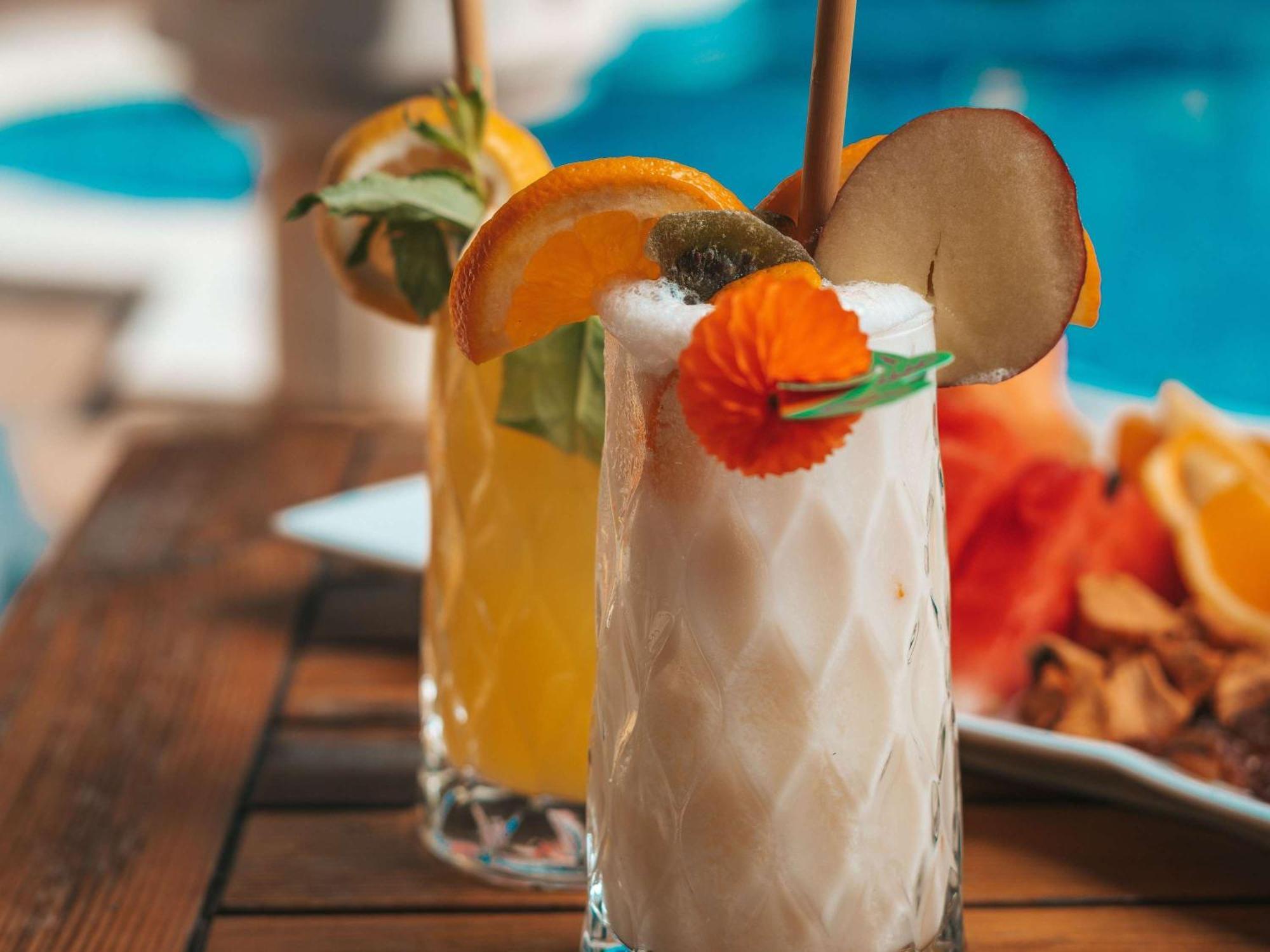 Moevenpick Hotel & Apartments Ghala Mascate Exterior foto A coconut margarita