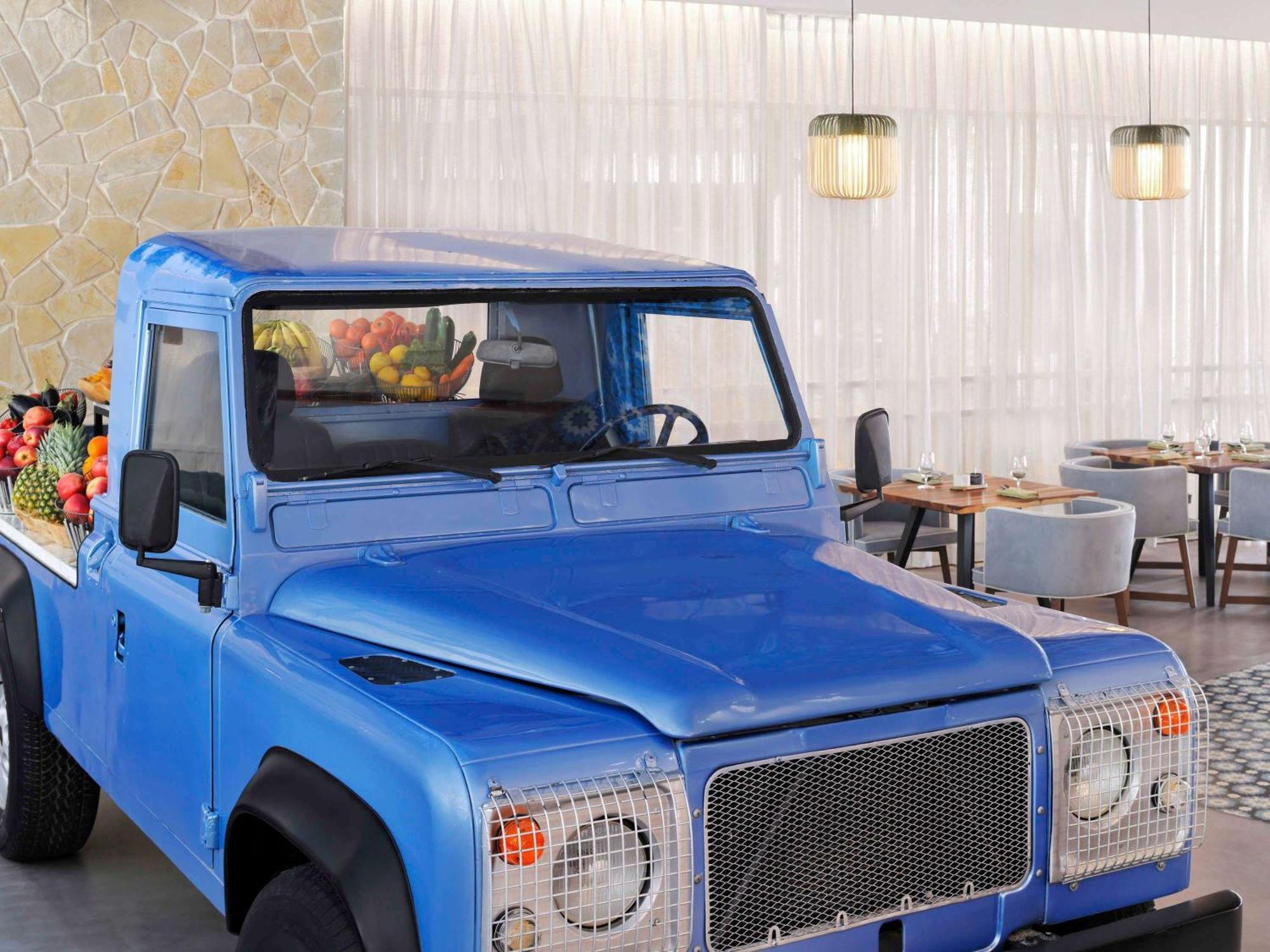 Moevenpick Hotel & Apartments Ghala Mascate Exterior foto The Land Rover Defender 90