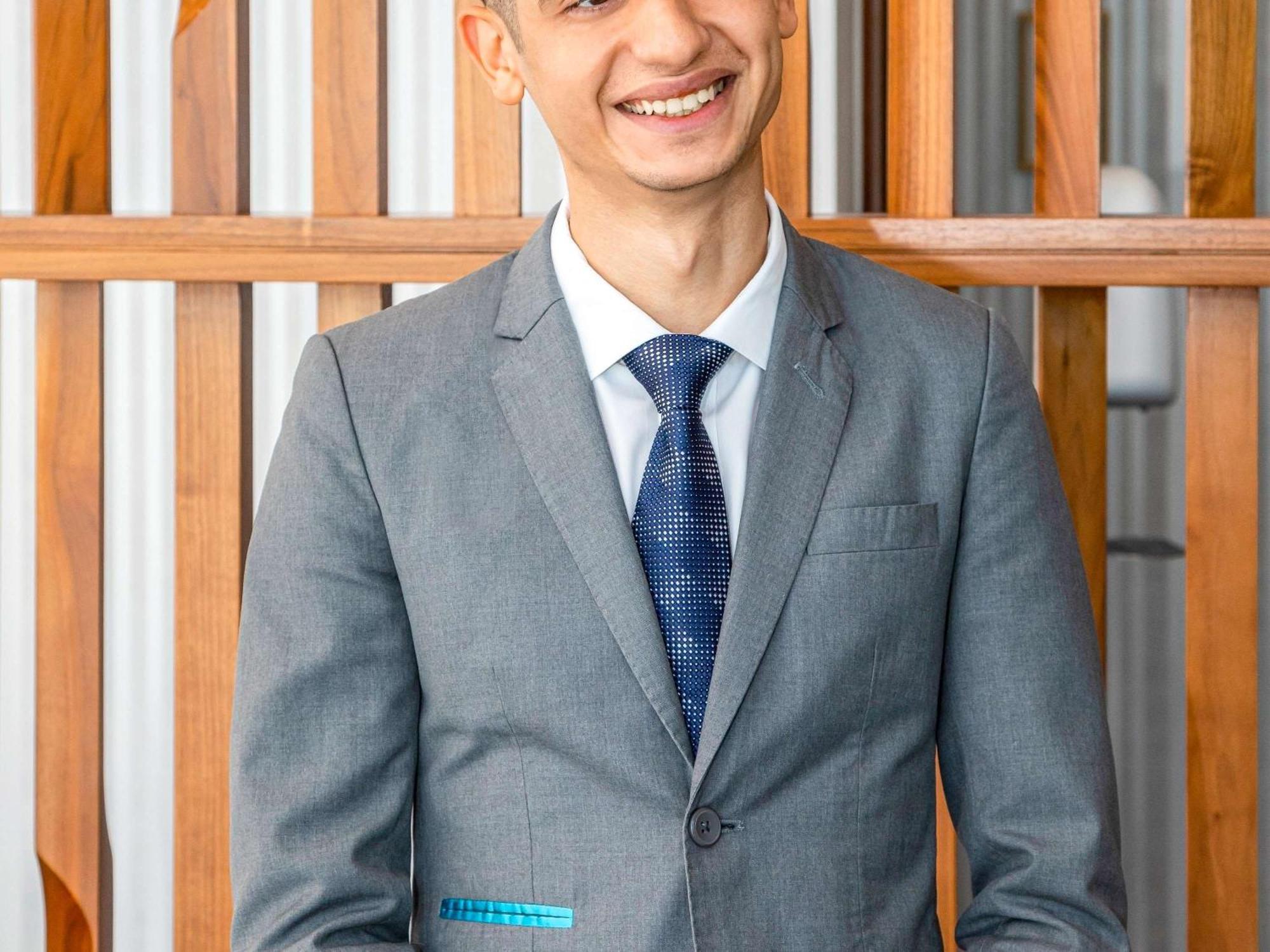Moevenpick Hotel & Apartments Ghala Mascate Exterior foto A man wearing a suit