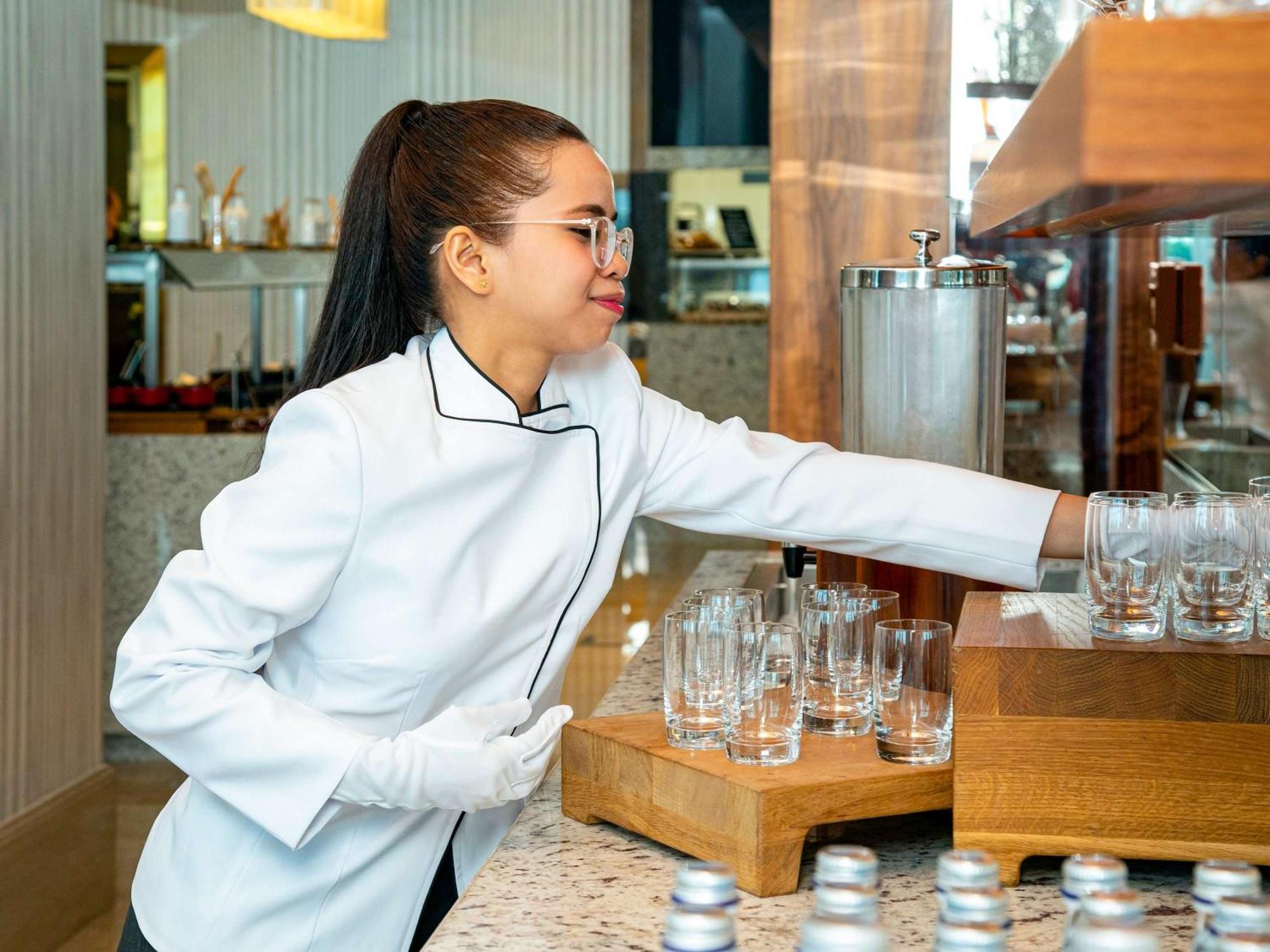 Moevenpick Hotel & Apartments Ghala Mascate Exterior foto A barista at work