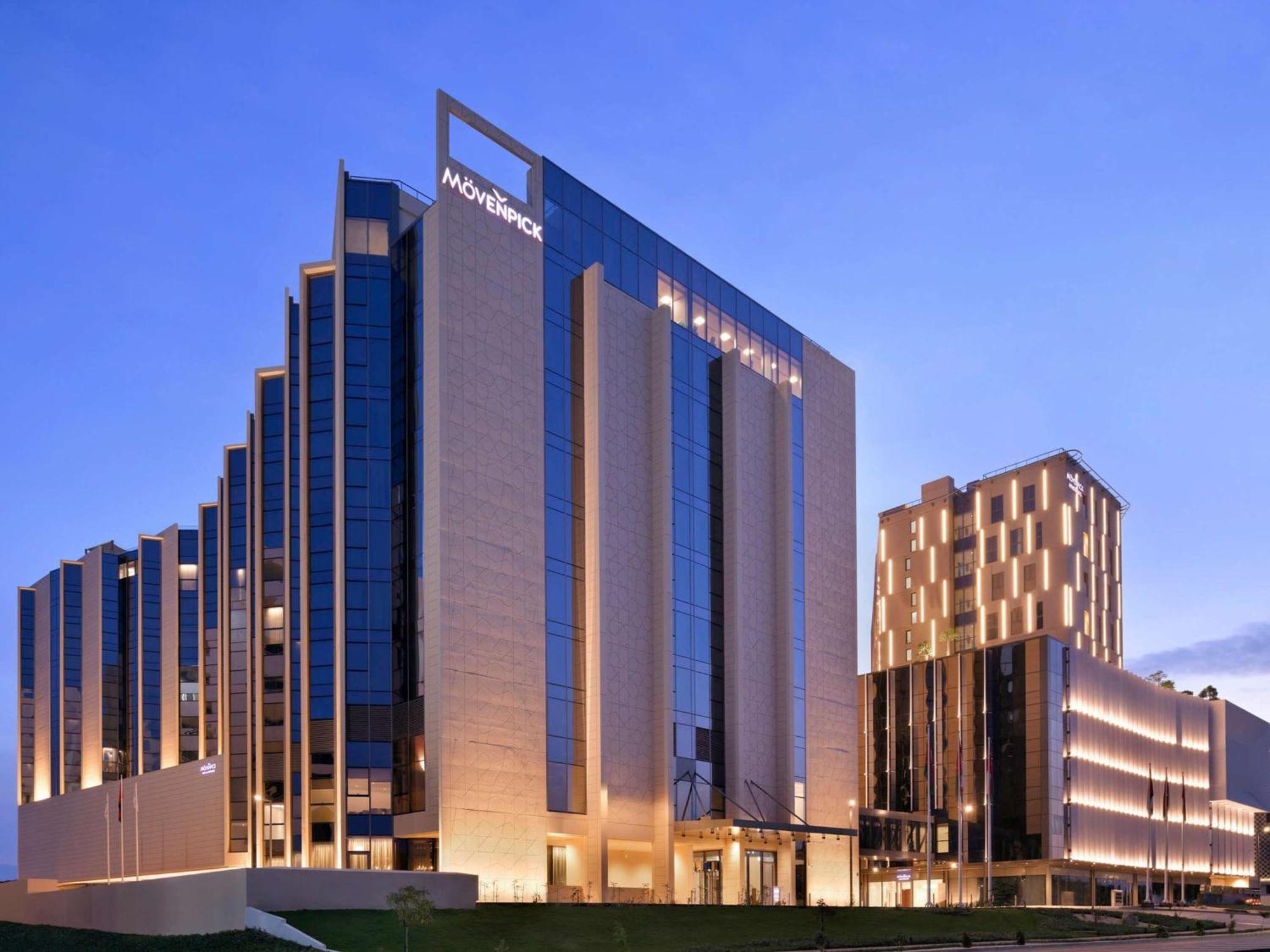 Moevenpick Hotel & Apartments Ghala Mascate Exterior foto The hotel at night