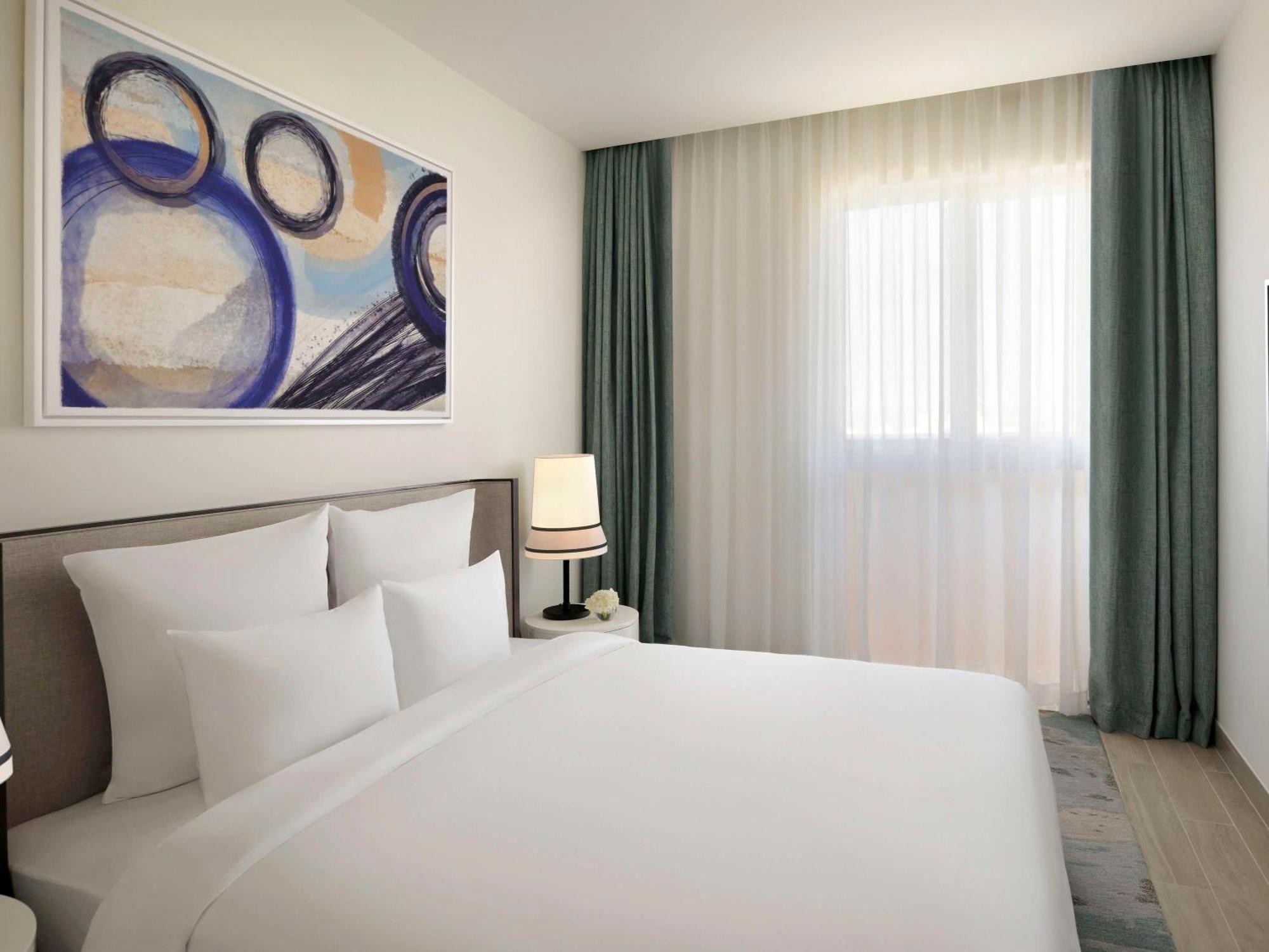 Moevenpick Hotel & Apartments Ghala Mascate Exterior foto A bedroom at the hotel
