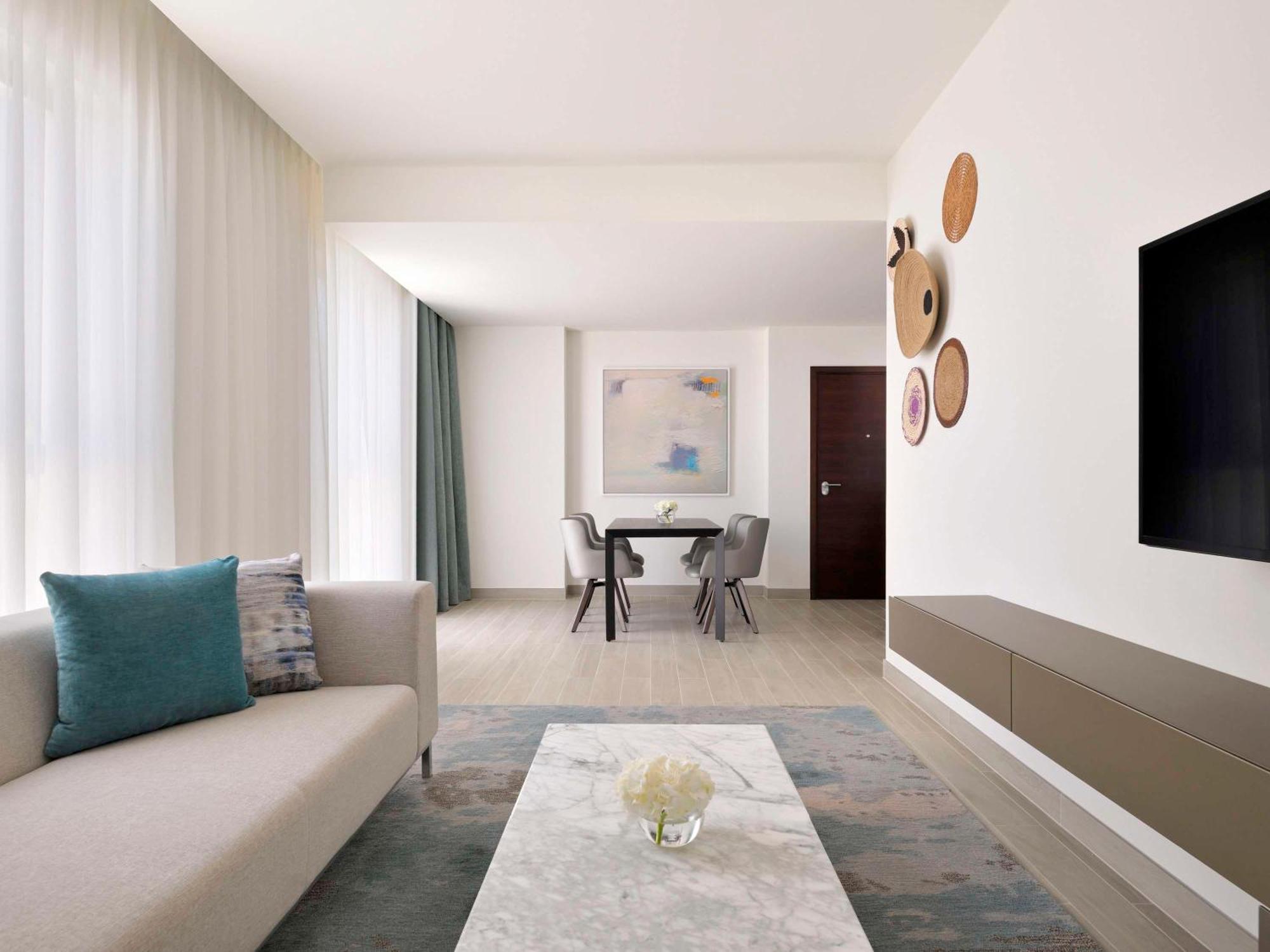 Moevenpick Hotel & Apartments Ghala Mascate Exterior foto A living room at the hotel